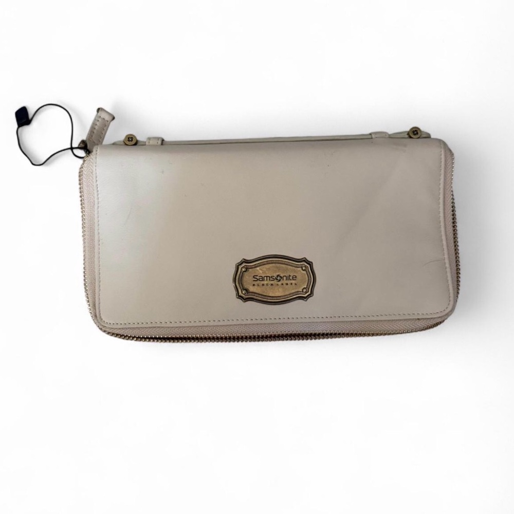 Samsonite Beige Wallet with Zip Closure